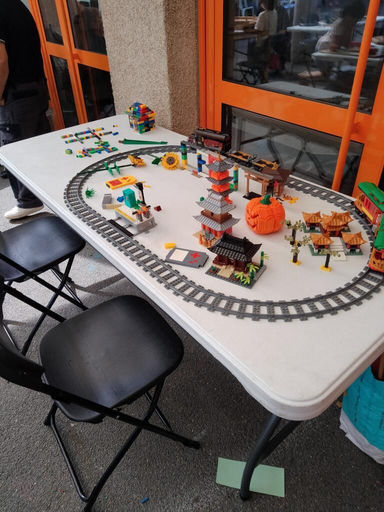 Rails en Lega avec une citrouille et un petit village