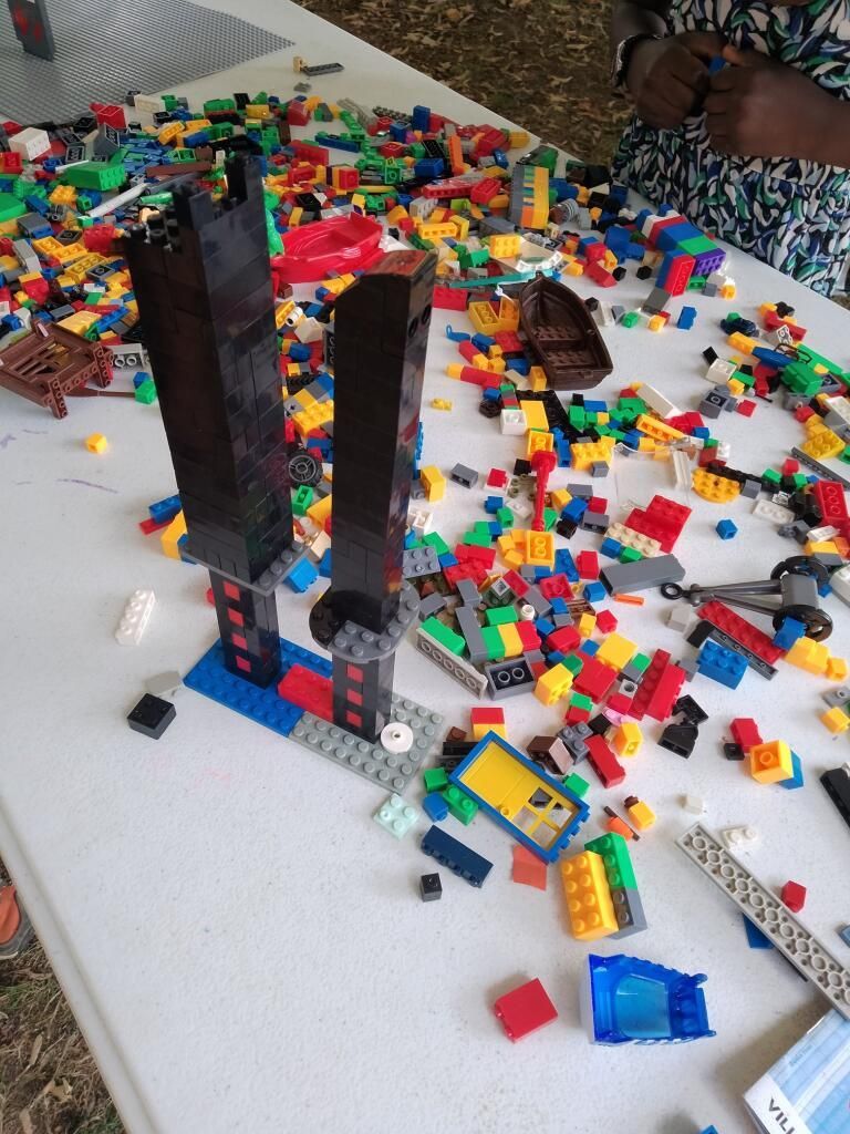 Katanas noirs en Lego plantés dans le sol