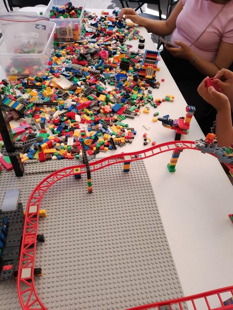 Rails d'une montagne russe en Lego