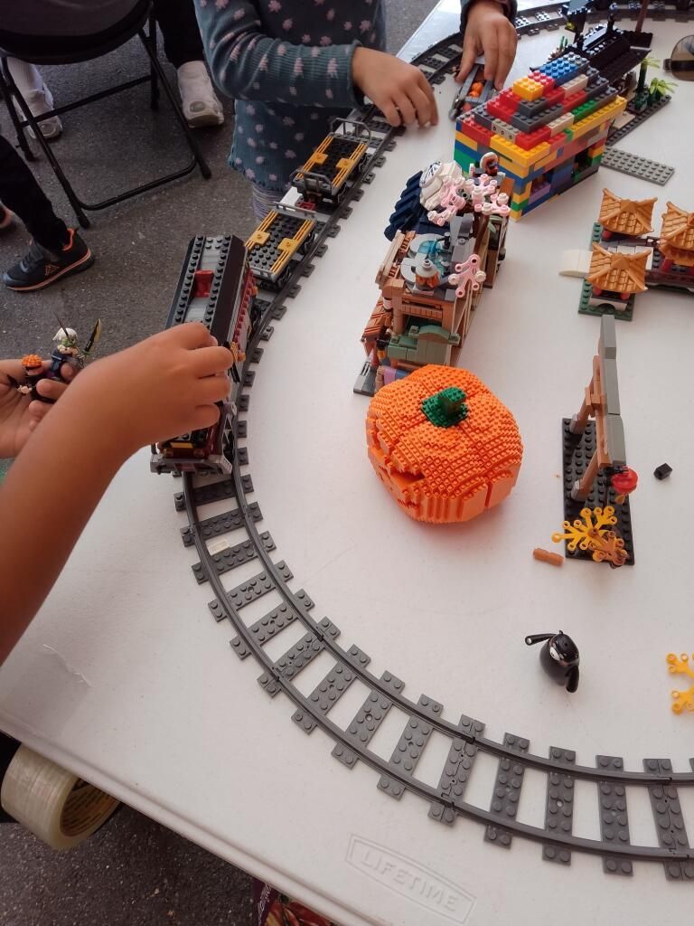 Enfant en train de jouer avec un train en Lego