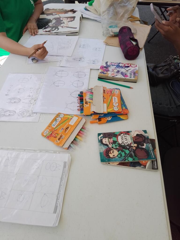 Atelier dessin manga sur des feuilles en papier