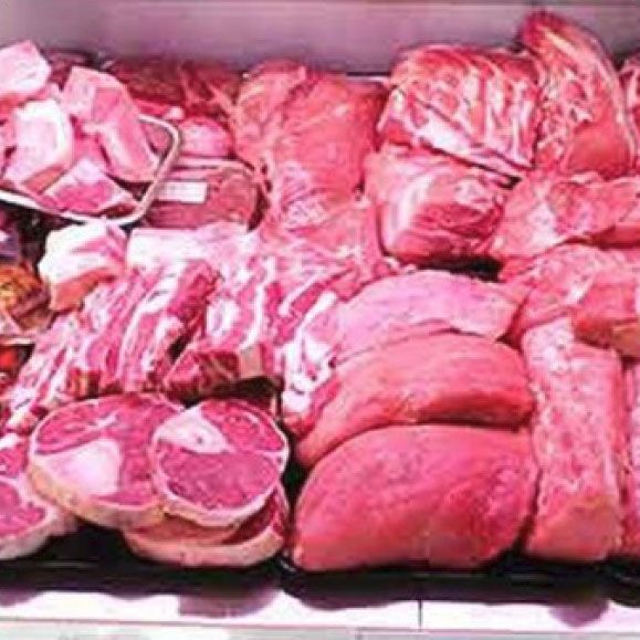 In einer Metzgerei werden viele verschiedene Fleischsorten ausgestellt.