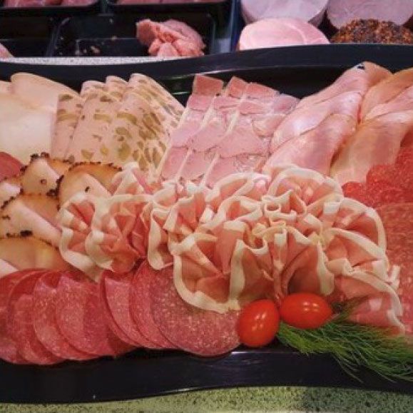 ein schwarzes Tablett, gefüllt mit verschiedenen Fleisch- und Gemüsesorten.