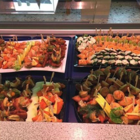 In einer Glasvitrine werden verschiedene Vorspeisen präsentiert