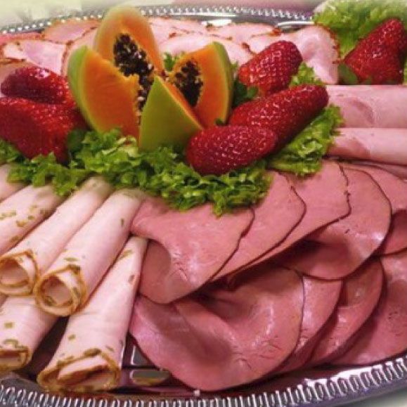 ein silbernes Tablett, gefüllt mit Aufschnitt und Erdbeeren