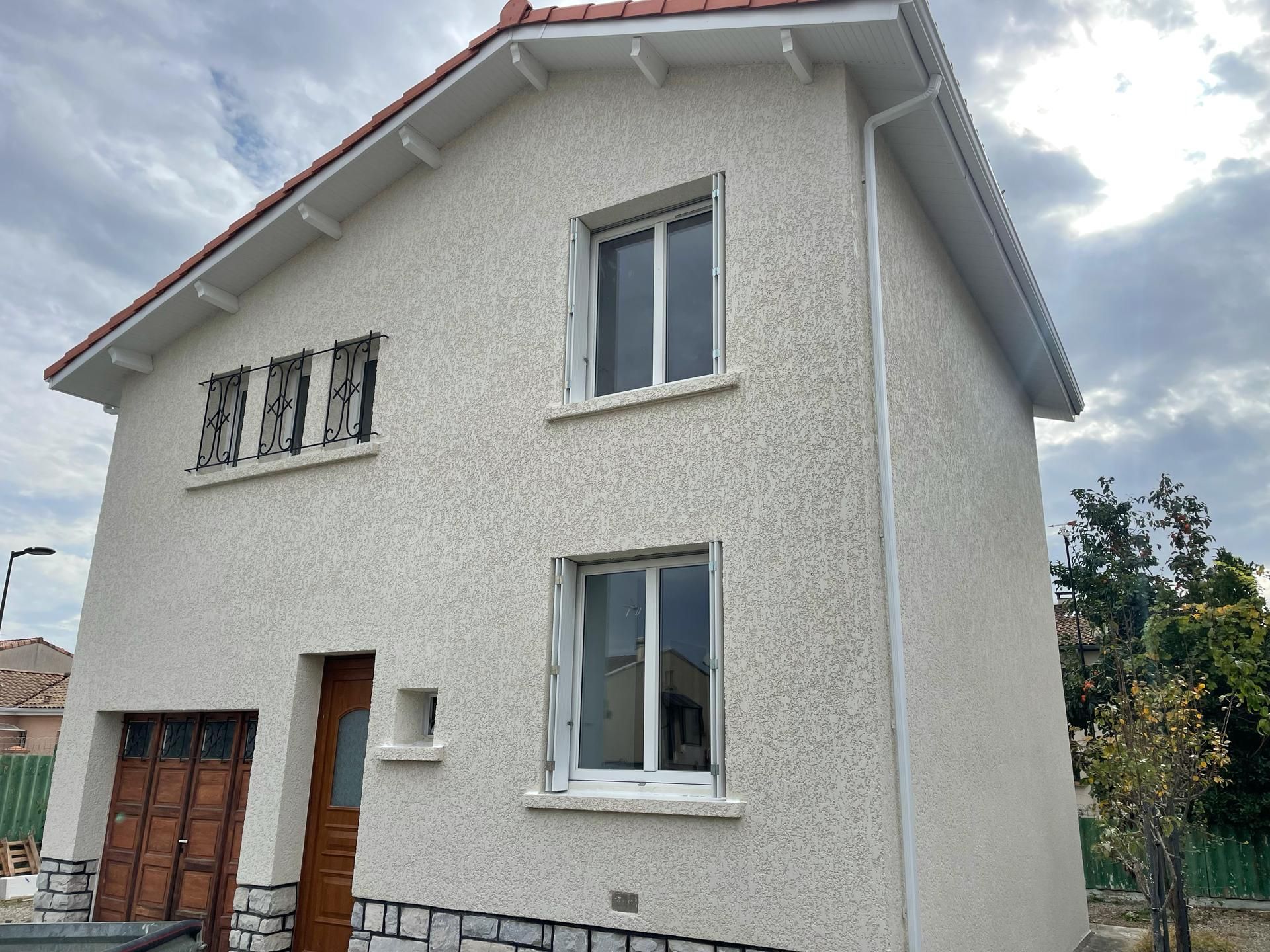 Ravalement de façade d'une maison à un étage