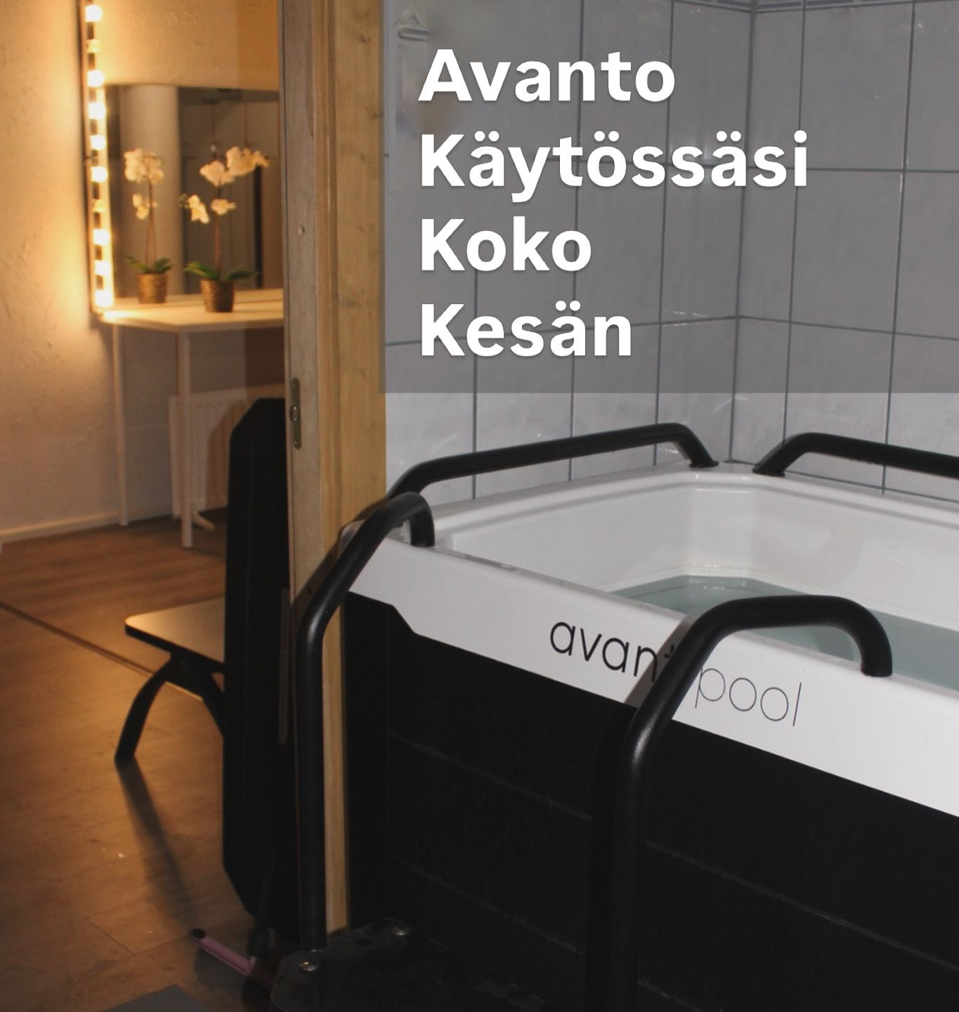Sisäsaunan vieressä oleva musta avanto-allas, jossa teksti “Avanto Käytössäsi Koko Kesän”.
