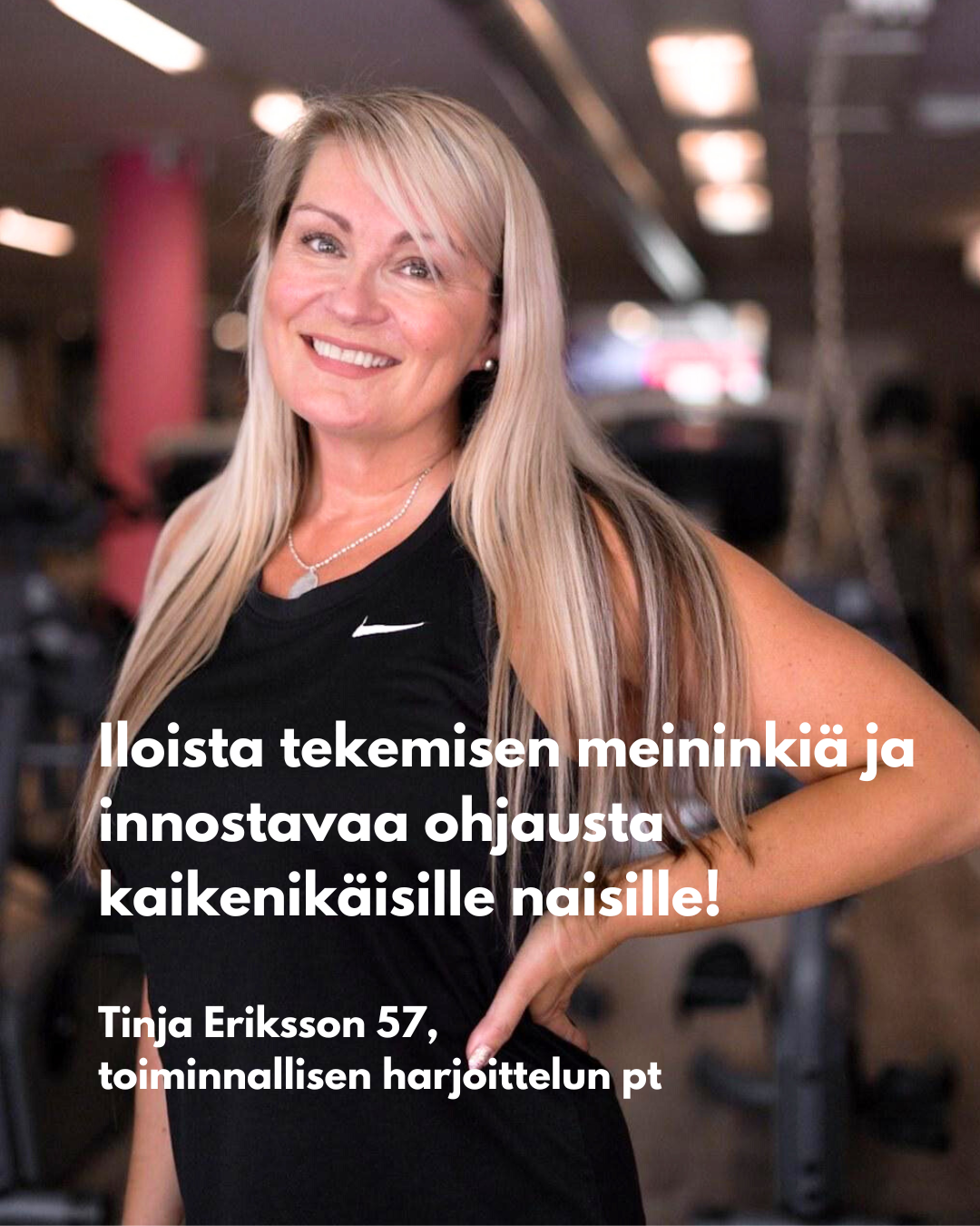 Hymyilevä vaalea nainen mustassa paidassa kuntosalilla, jonka päällä on suomenkielinen mainosteksti.