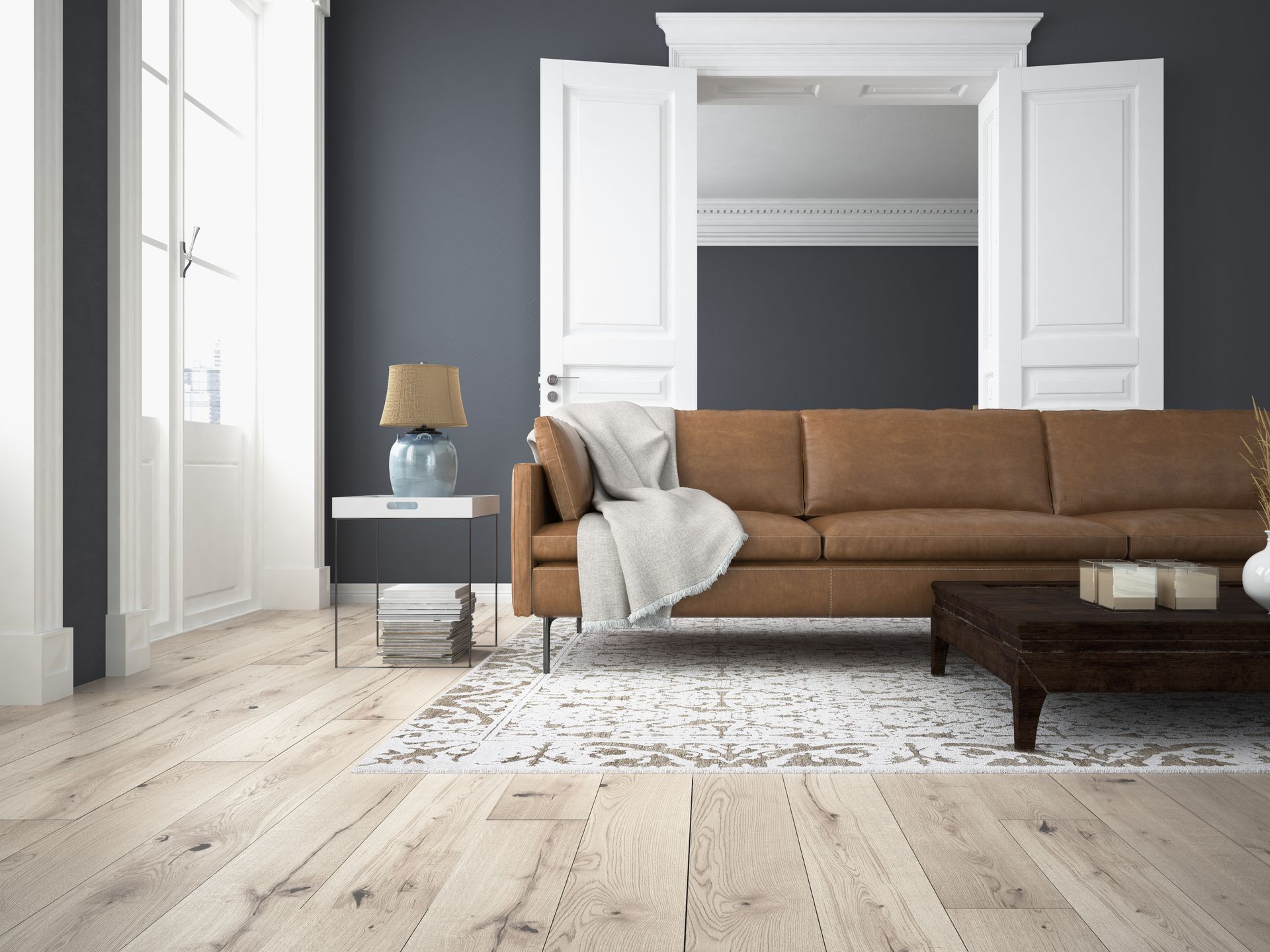 Salon lumineux avec un canapé marron, des placards muraux blancs, une petite table d'appoint et un parquet clair.