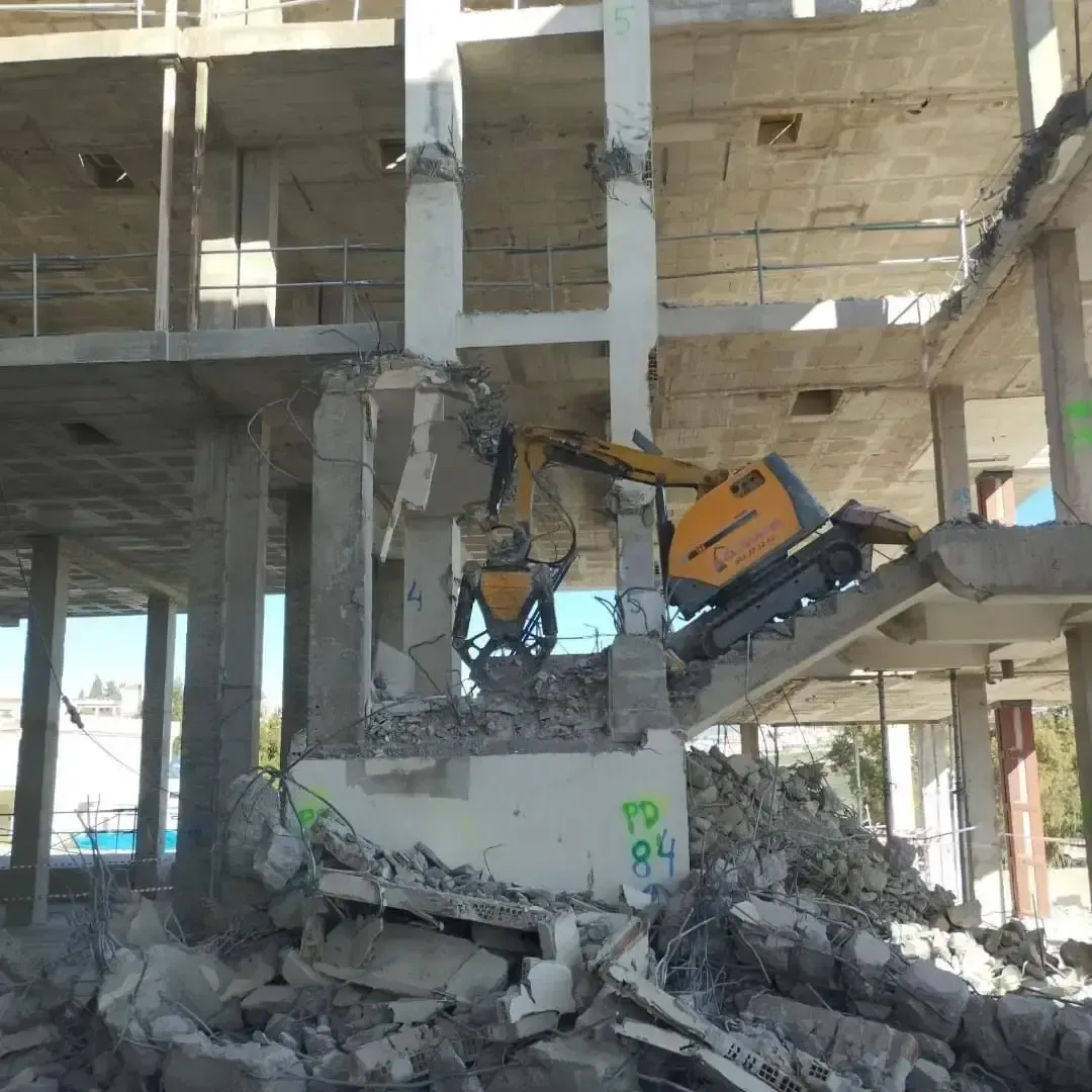 Una obra en construcción con el número 94 pintado en la pared