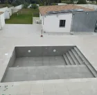 Una gran piscina con escaleras que conducen a ella.