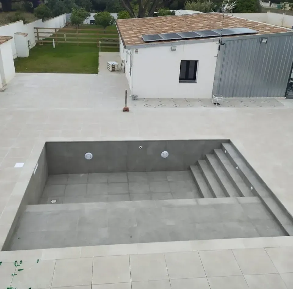 Una gran piscina con escaleras que conducen a ella.