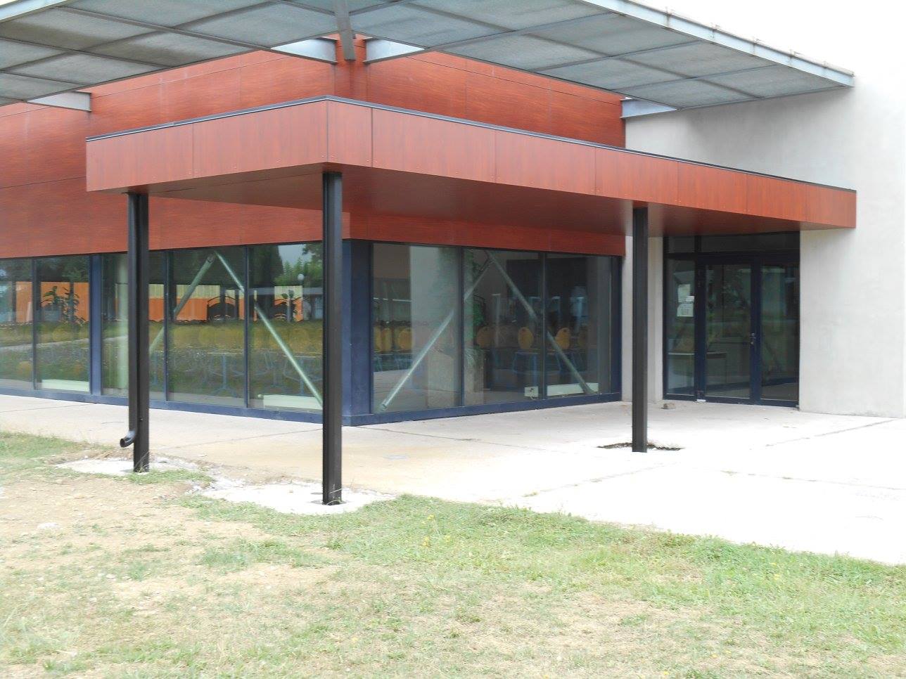 Auvent métallique, habillage Trespa