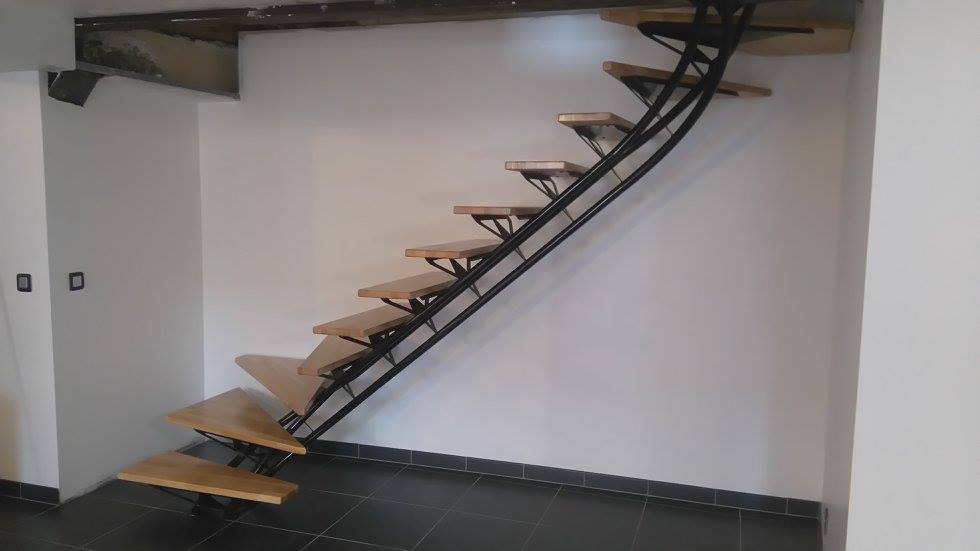 Escalier limon central et poutre treillis