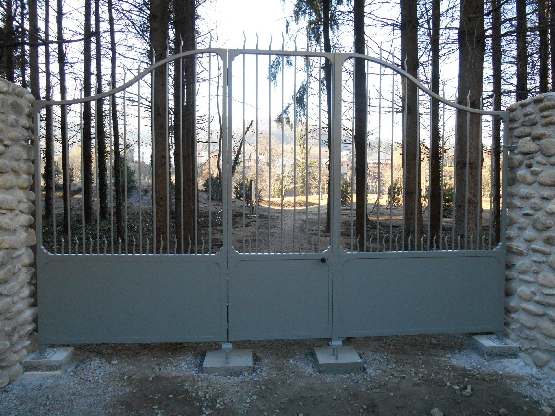 Portail et portillon incorporé