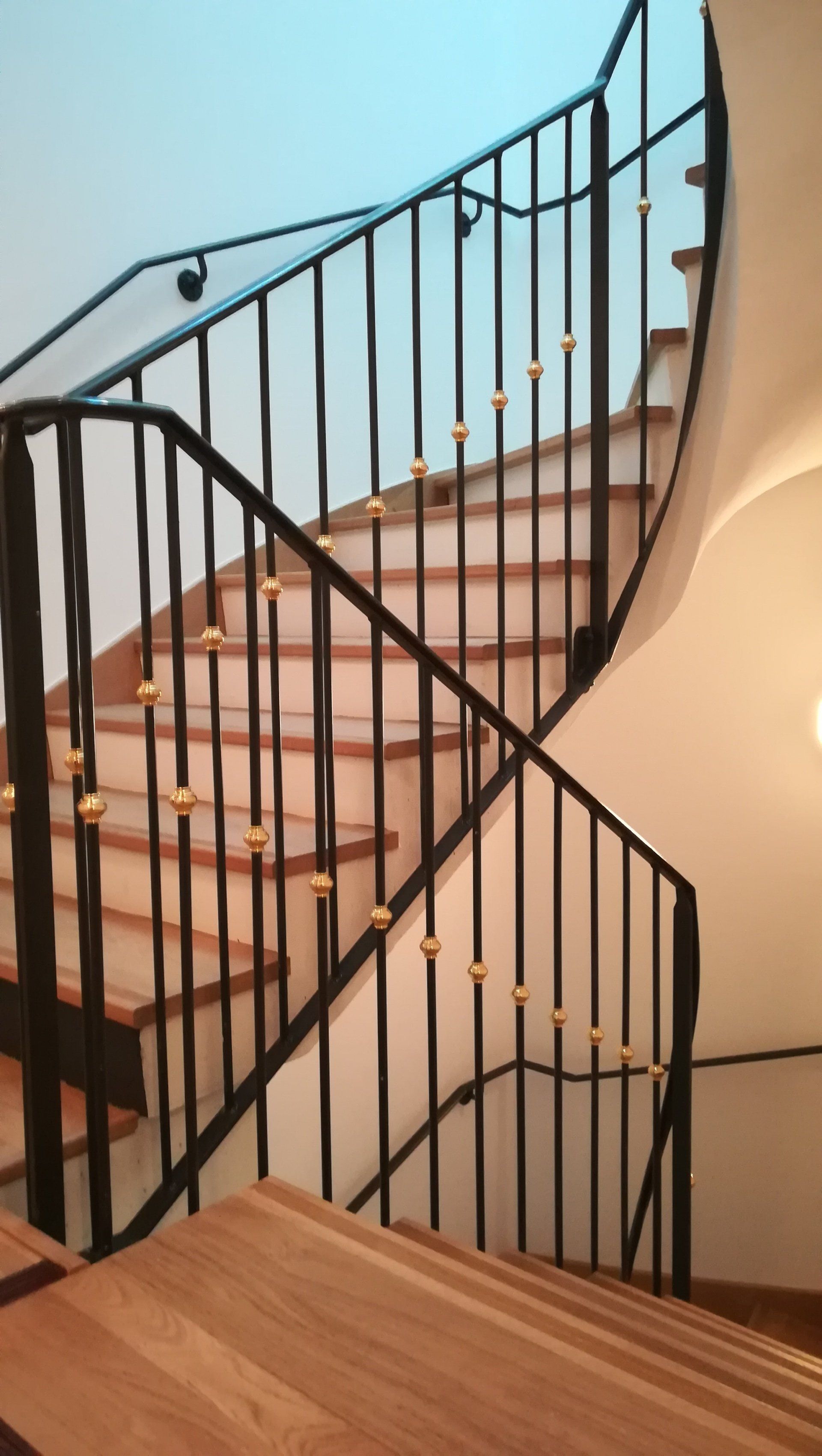 Rampe d'escalier avec barre