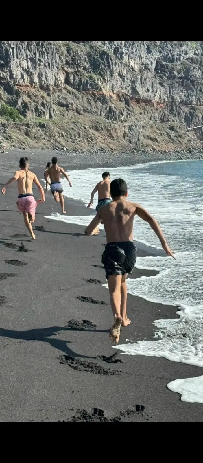 Icono de marcador de posición gris claro con un sol y montañas sobre fondo blanco