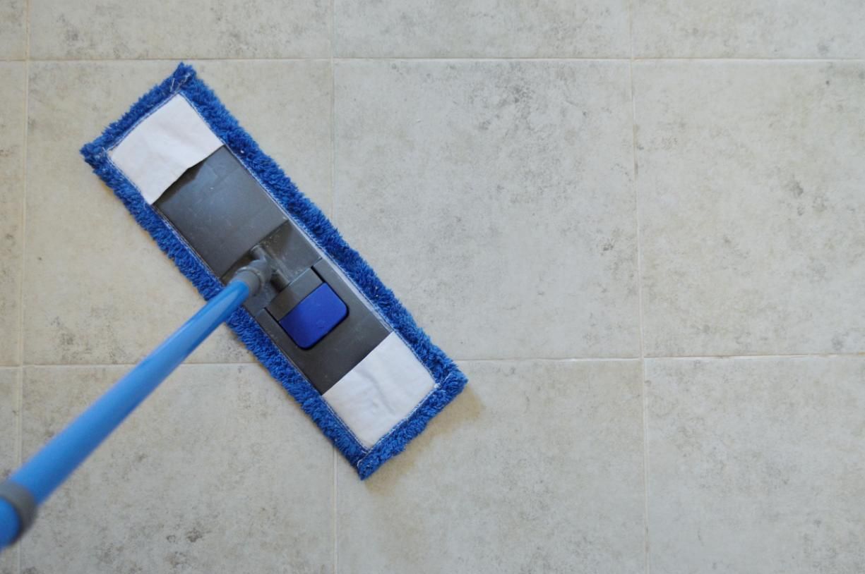 Profesional realizando limpieza de vivienda particular en Vilanova i la Geltrú