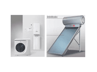 Calentador solar de agua y bomba de calor, uno al lado del otro.