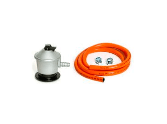 Regulador de gas, manguera naranja y dos abrazaderas sobre fondo blanco.