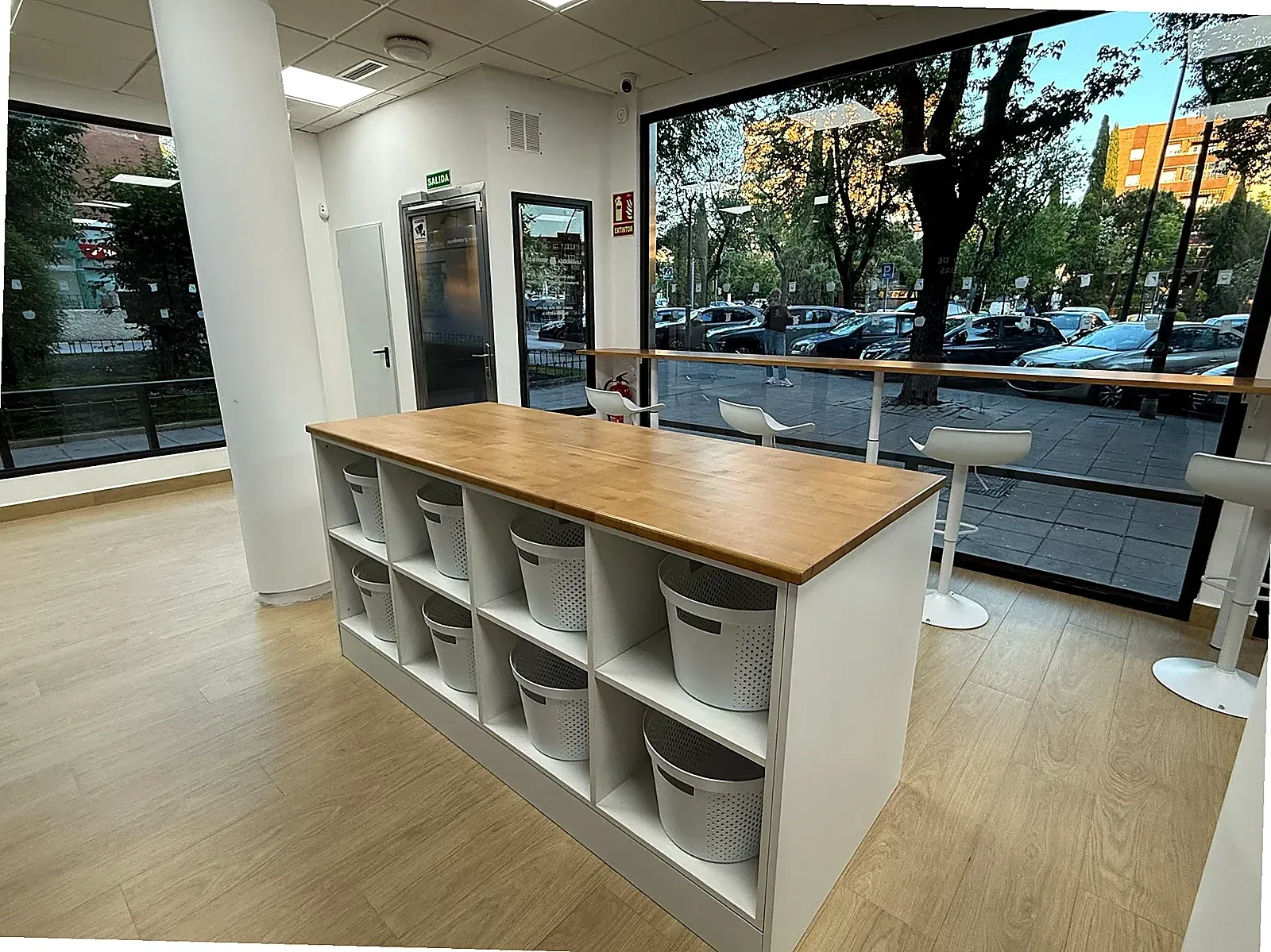Interior de Wash & Go con mesas y cestas para organizar la colada