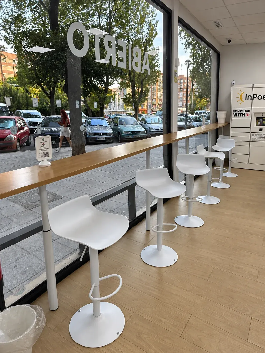 Zona de espera de la lavandería autoservicio Wash & Go en Móstoles