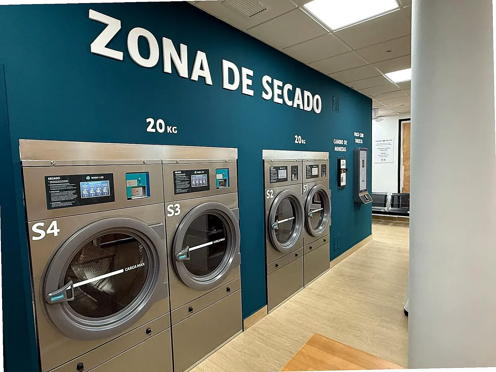 Zona de secado con secadoras de 20 kg en Wash & Go Móstoles
