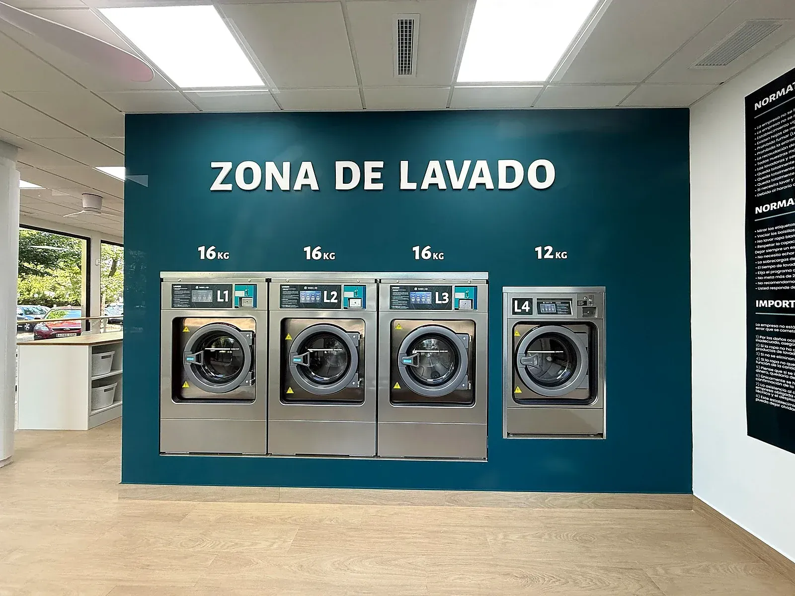 Zona de lavado con lavadoras de 12 y 16 kg en Wash & Go Móstoles