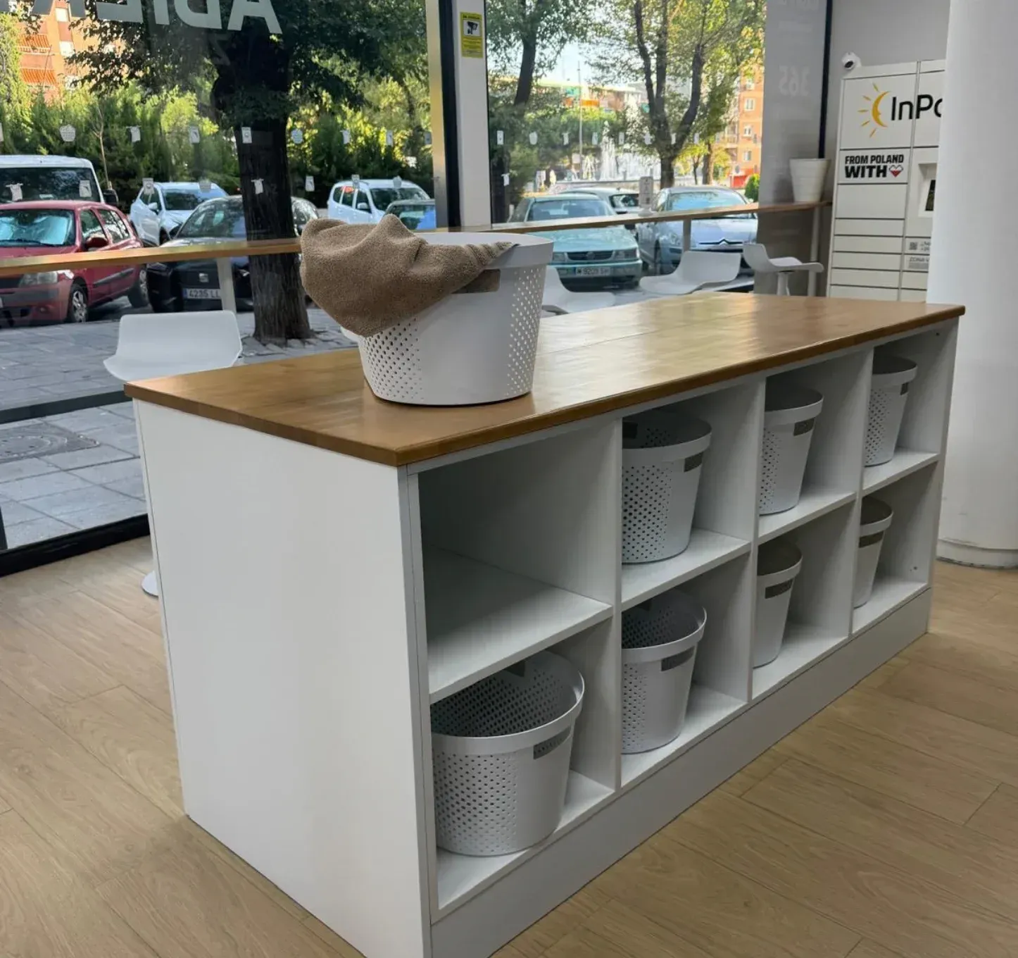 Mesa para doblar ropa en la lavandería Wash & Go de Móstoles