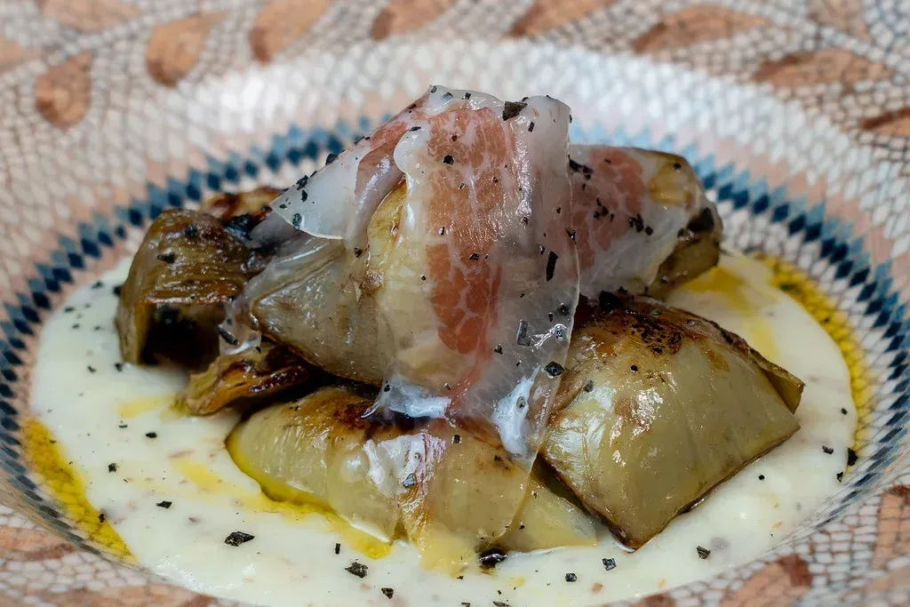 Un primer plano de un plato de comida sobre una mesa.