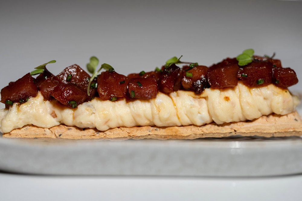 Un primer plano de un trozo de comida en un plato.