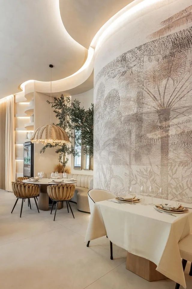 Un plato con la imagen de un hombre está sobre una mesa.