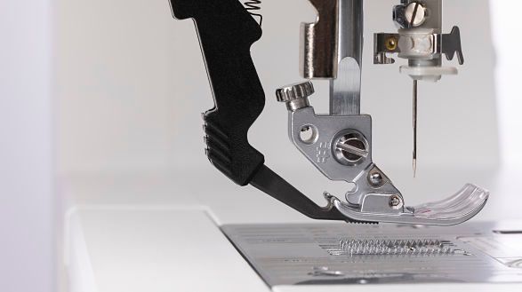 Una máquina de coser con un rollo de tela encima.