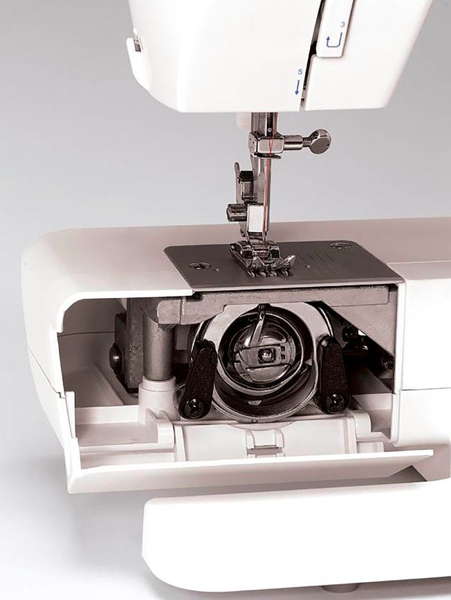 Una máquina de coser Singer blanca sobre un fondo blanco