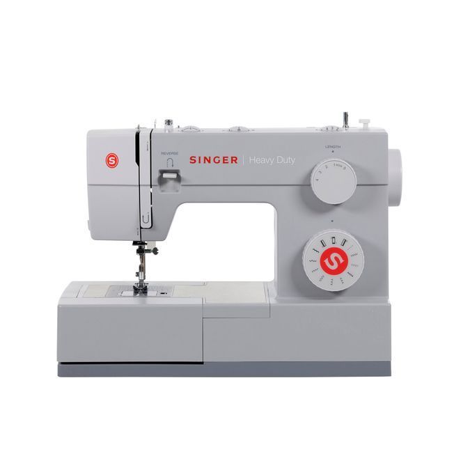 Una máquina de coser Singer está colocada sobre una superficie blanca.