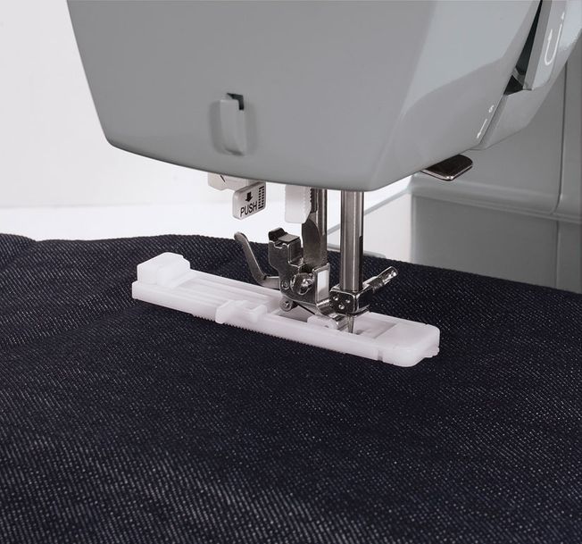 Se muestra una máquina de coser Singer sobre un fondo blanco.