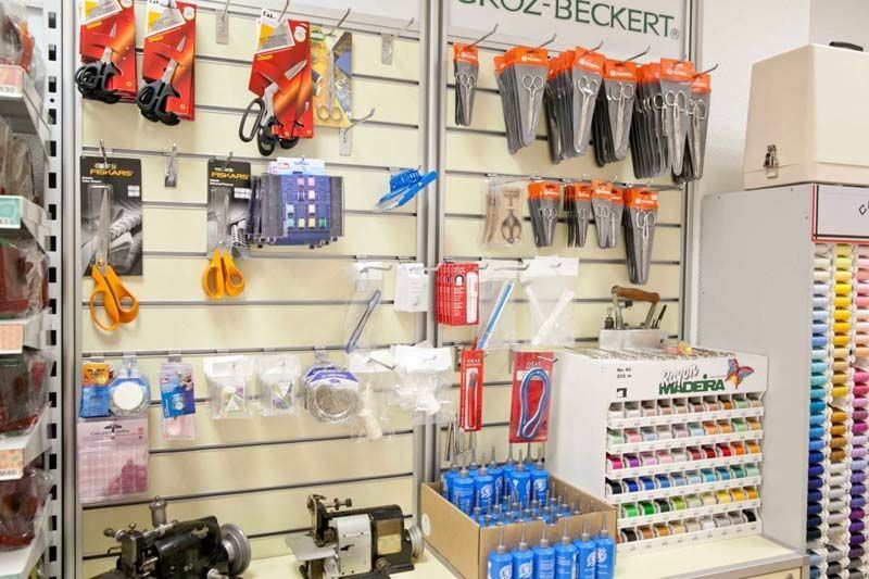 Una máquina de coser está en exhibición en una tienda de costura.