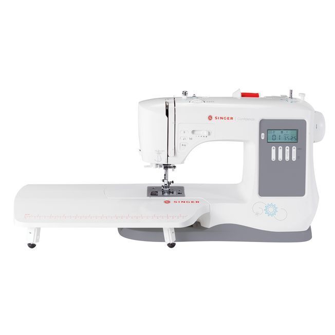 Una máquina de coser Singer con una mesa adjunta.