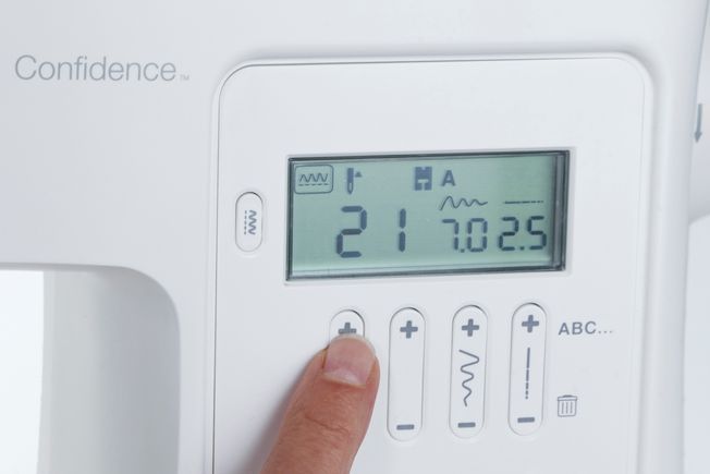 Una máquina de coser Singer con una mesa adjunta.