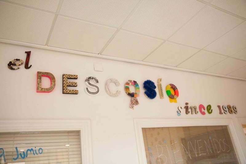 Un cartel en una pared que dice El Descocio desde 1989