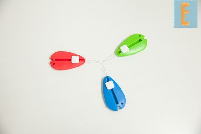 Un objeto rojo, verde y azul con la letra f en la esquina.