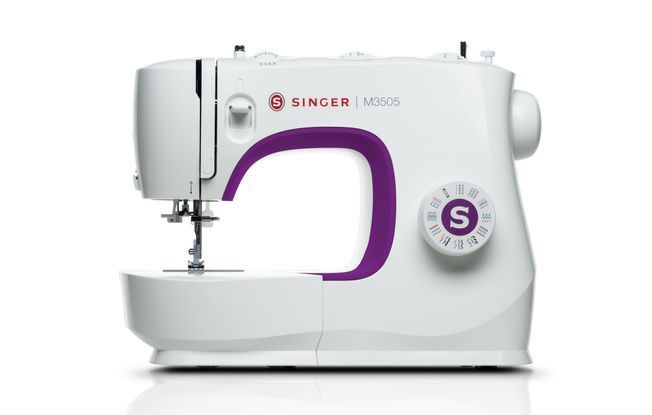 Una máquina de coser blanca con un mango morado sobre un fondo blanco.