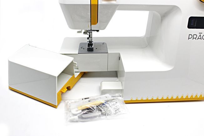 Una máquina de coser blanca y amarilla con la palabra Arctic escrita en ella.