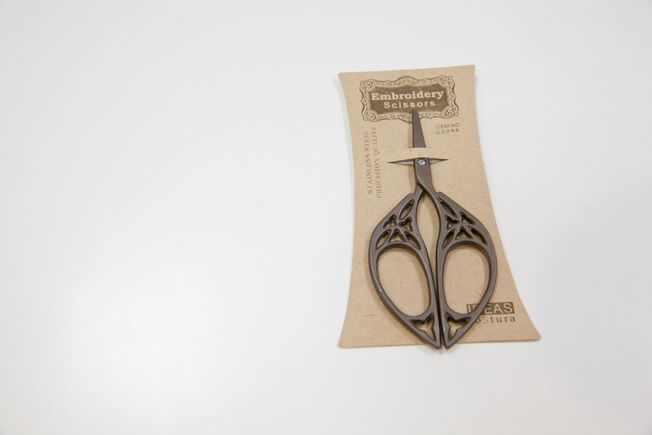 Un par de tijeras en un paquete de cartón