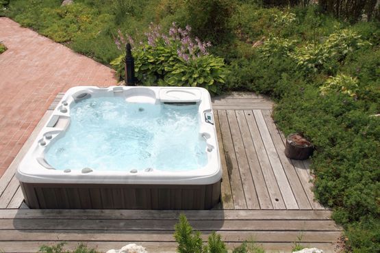 Outdoor Pool mit Garten | Aussenwhirlpool, Swim Spa, Jacuzzi | SwissWhirlpool | Bern