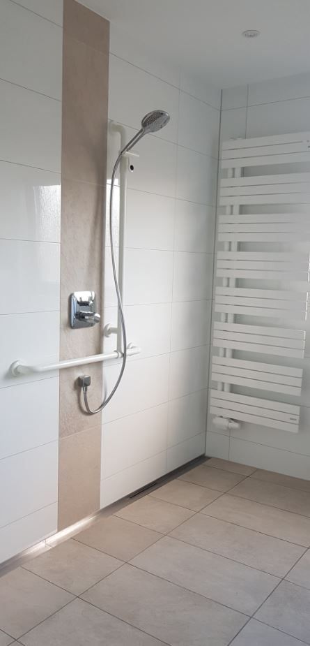 Dusche mit modernen Fliesen