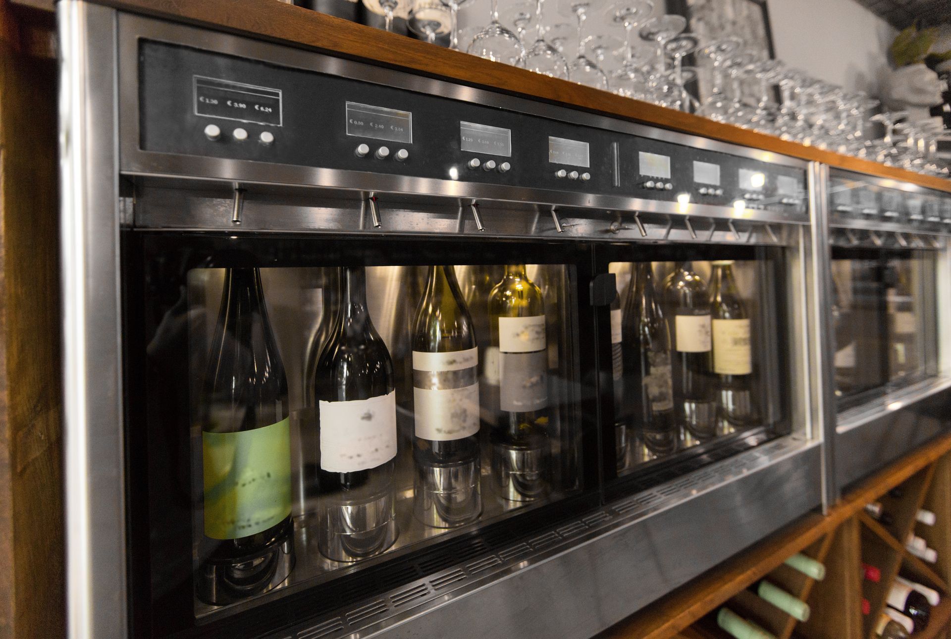 Bouteilles de vin présentées dans une vitrine réfrigérée avec contrôle numérique de la température.