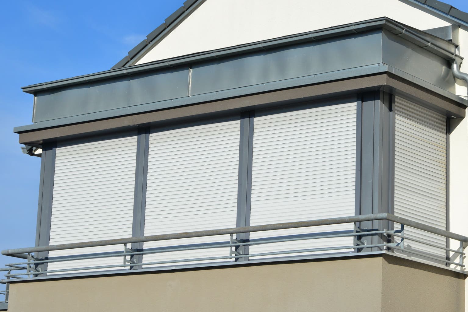 Terrasse fermée par des volets roulants
