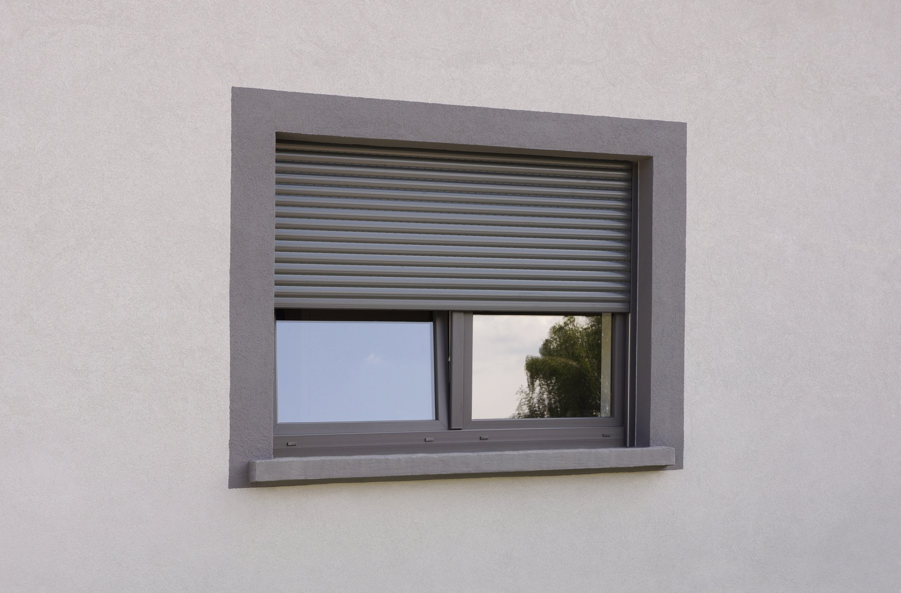 Volets roulants aluminium d'une petite fenêtre