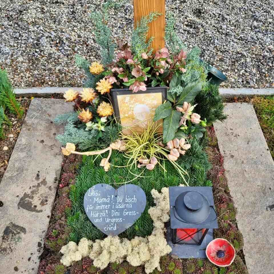 Grabschmuck von der Blumenhaus & Gartenbau Brühlmann AG